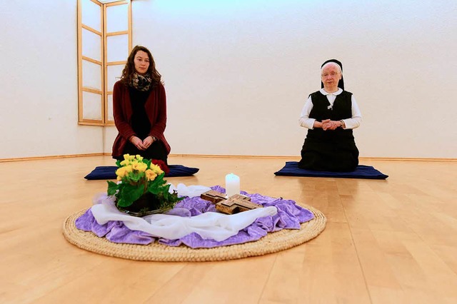 Schwester Jutta Endri (rechts) und BZ...ra Volke im Meditationsraum der Cella.  | Foto: Ingo Schneider