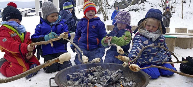 Eiskaltes Vergngen: Stockbrotbacken im Schnee.   | Foto: Tanja Bury