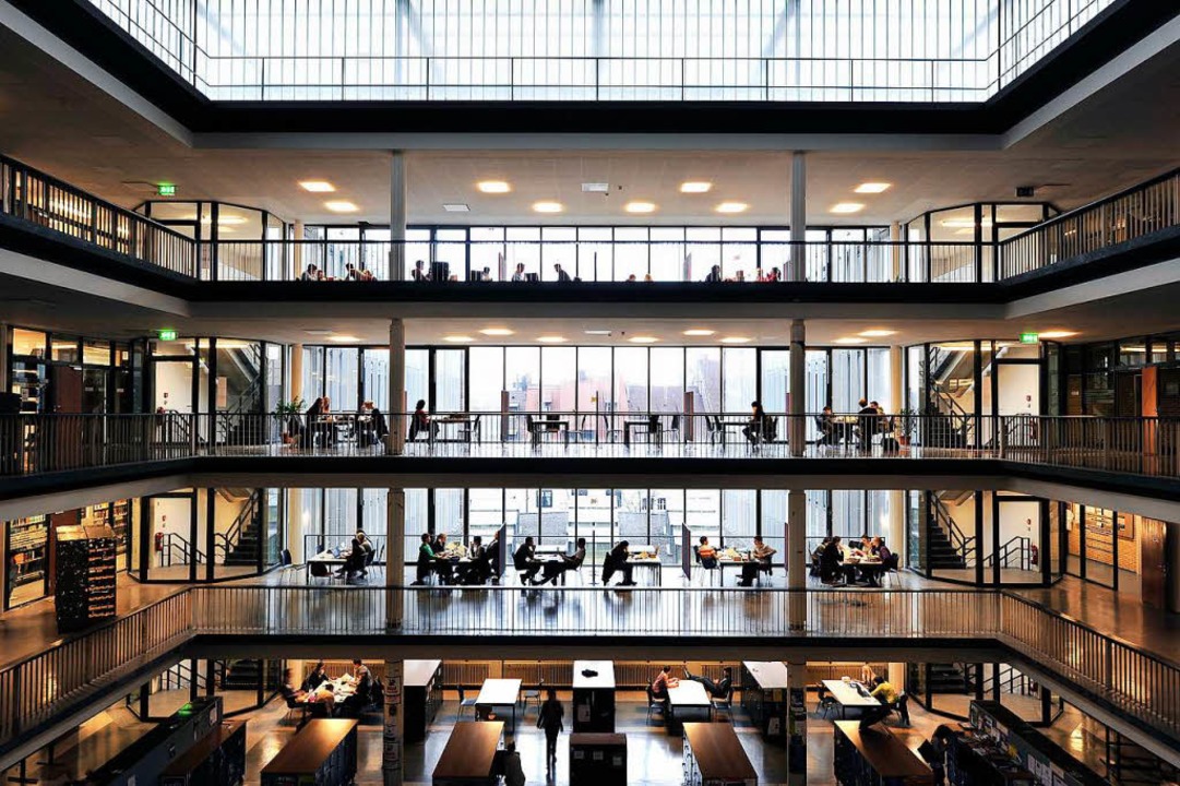 Studierende im Kollegiengebäude II der Uni   | Foto: Thomas Kunz