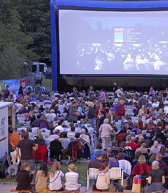 Nun wird es doch etwas, mit dem Kino unterm Sternenzelt.  | Foto: Lauber