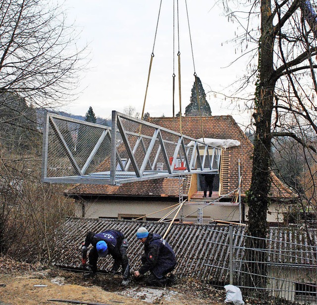 Hier hngt der neue Steg noch am Haken...oss des Kindergartens am Stadtgarten.   | Foto: Sylvia-Karina Jahn