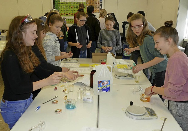 Die Experimente im Fachbereich Chemie ...eim Ausstellungstag groes Interesse.   | Foto: Martin Wunderle