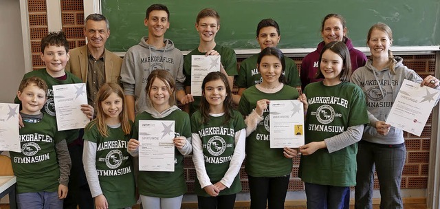 Die Jugend-forscht-Teilnehmer des Mark...efèvre (hinten, 1. und 2. von rechts) | Foto: Helena Hiss Die Jugend-forscht-Teilnehmer des Mark...efèvre (hinten, 1. und 2. von rechts) | Foto: Helena Hiss
