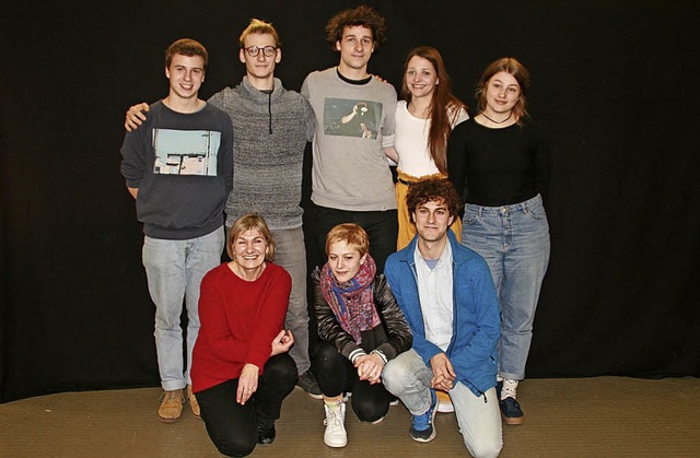 Die Schauspieler mit Theaterleiterin Kathrin Maen (unten links)   | Foto: Hiss