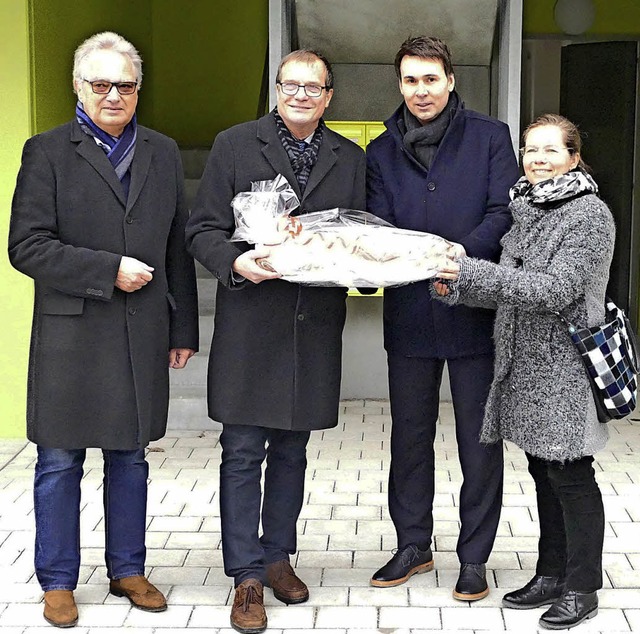 Dieter Burger, Klaus Eberhardt, Markus... Diana Stcker vor dem neuen Gebude.   | Foto: Elena Bischoff