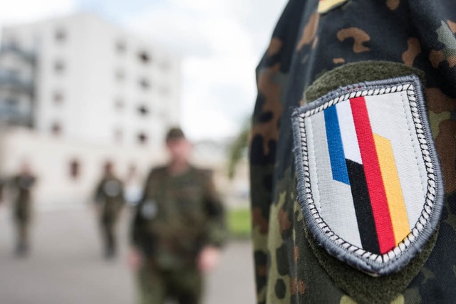 Ein Soldat der deutsch-franzsischen B... Bundeswehr in Illkirch bei Straburg.  | Foto: dpa