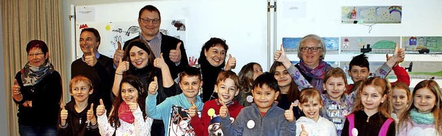 Schulleiter Matthias Wanjek (hinten, D...mit den Kindern und dem  Museumsteam.   | Foto: bpo