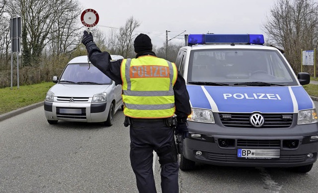 Der sogenannte Einweiser zieht Autos a... die dann genauer kontrolliert werden.  | Foto: Sophia Hesser