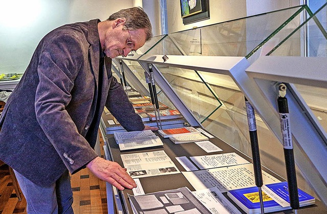 Manfred Bosch selbst legt letzte Hand ... Ausstellung ber sein Leben und Werk.  | Foto: Alexander Huber