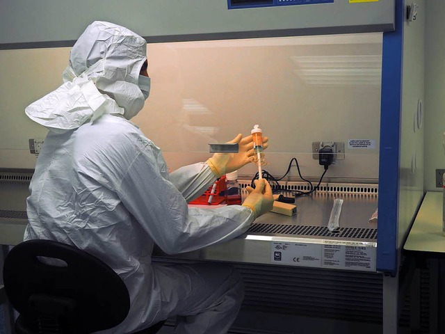 Ein Wissenschaftler arbeitet in den Laborrumen der Bonus Biogroup.  | Foto: dpa