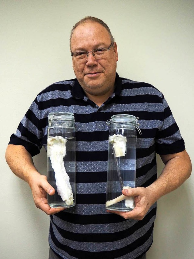 Forscher Nimrod Rozen mit einem Vorher...m menschlichem Knochengewebe besteht.   | Foto: dpa