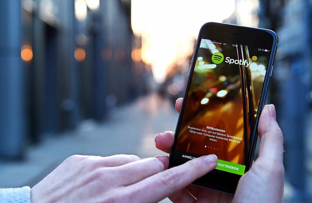 Auch mobil ist der Streamingdienst ste... die Spotify-App auf einem Smartphone.  | Foto: dpa
