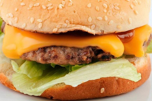 Falsches Etikett: Unternehmen ruft Cheeseburger zurück
