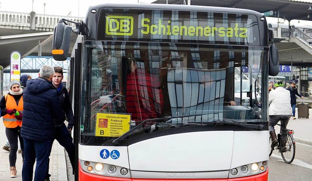 Auf der Strecke der gesperrten Hllentalbahn sind jetzt Ersatzbusse unterwegs.  | Foto: Ingo Schneider