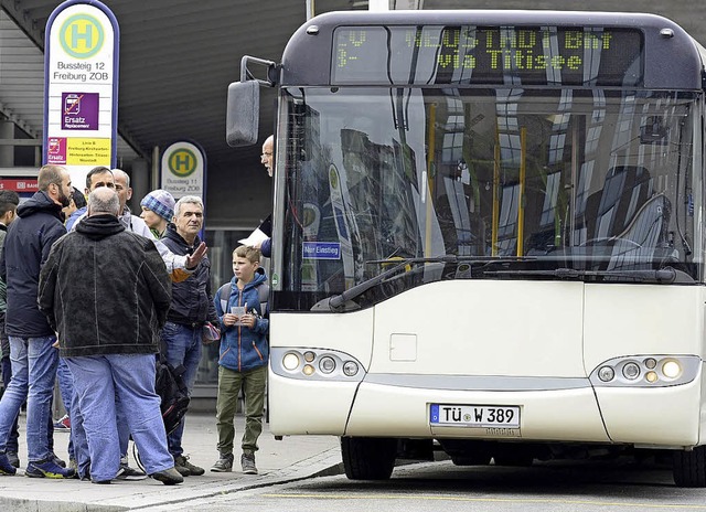 Mit aus halb Deutschland zusammengezog...r Ersatzverkehr fr die Hllentalbahn.  | Foto:  ingo schneider