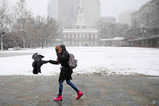 Ein schwerer Wintersturm hlt die US-Ostkste in seinem Griff  | Foto: dpa