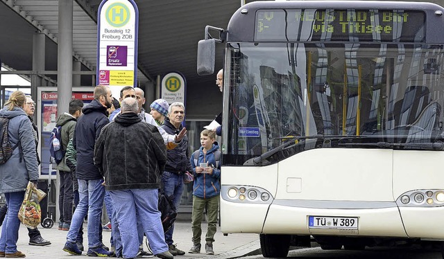 Mit aus halb Deutschland zusammengezog...r Ersatzverkehr fr die Hllentalbahn.  | Foto:  ingo schneider