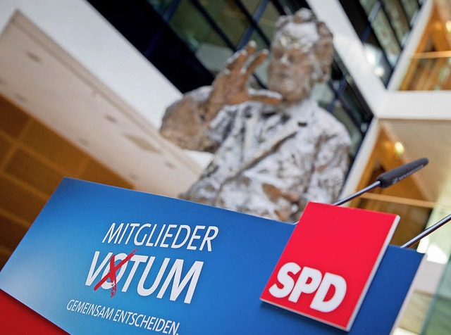 Willy Brandt, dessen Statue in der SPD...en 2018 zu einer GroKo geraten htte?   | Foto:  dpa