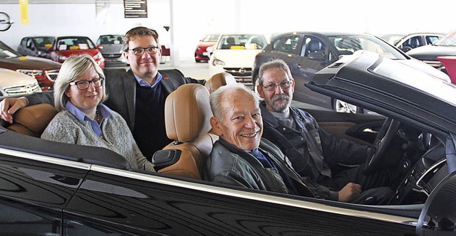 Reinhard Geiger und Gerd Oesterle (von...ski schon  Jahre im Autohaus  voraus.   | Foto:  mow