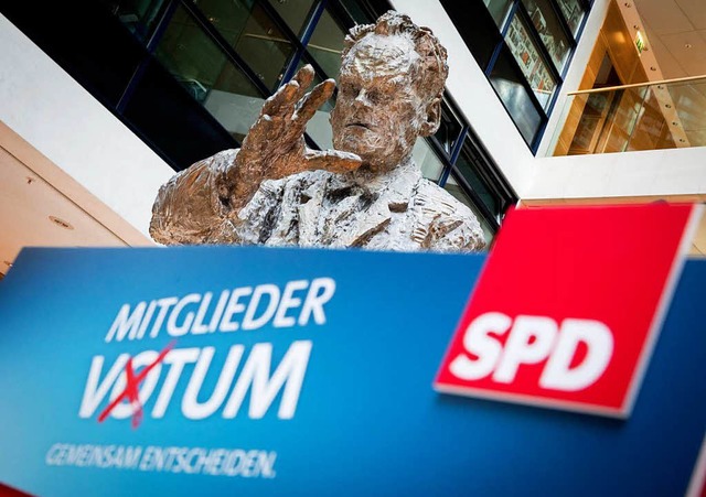 Die Statue von Willy Brandt ist hinter...t; in der SPD-Parteizentrale zu sehen.  | Foto: dpa