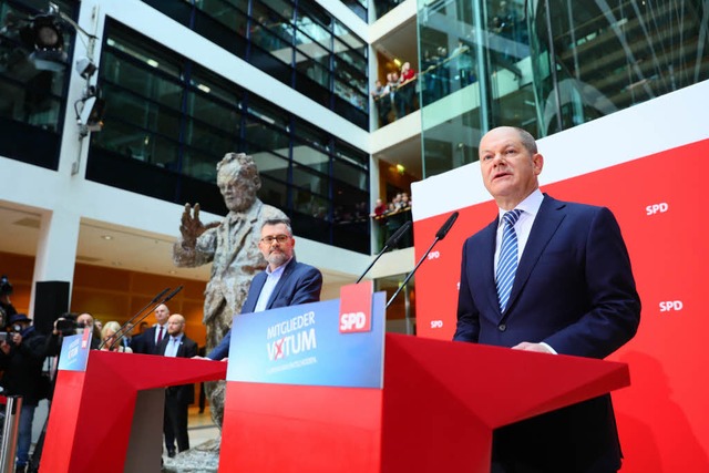 Der Chef der Mandatsprfungs- und Zhl...-Mitgliedervotums in der SPD-Zentrale.  | Foto: dpa