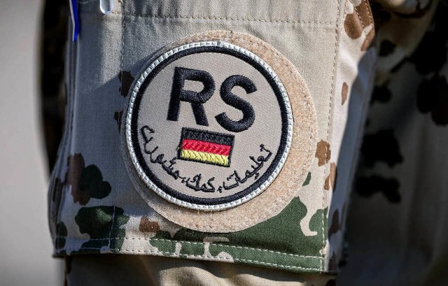 Das Schulterpatch der NATO-Mission &#8...swehrsoldaten im Feldlager Camp Marmal  | Foto: dpa