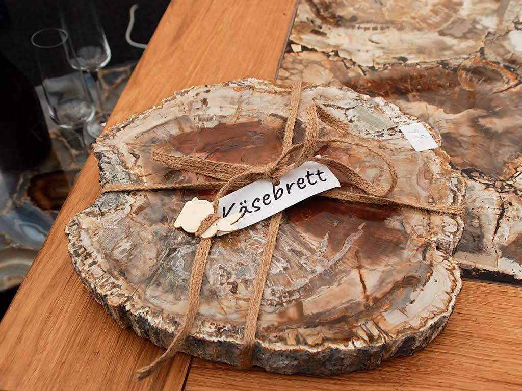 Alltagsgegenstnde in versteinertem Holz
