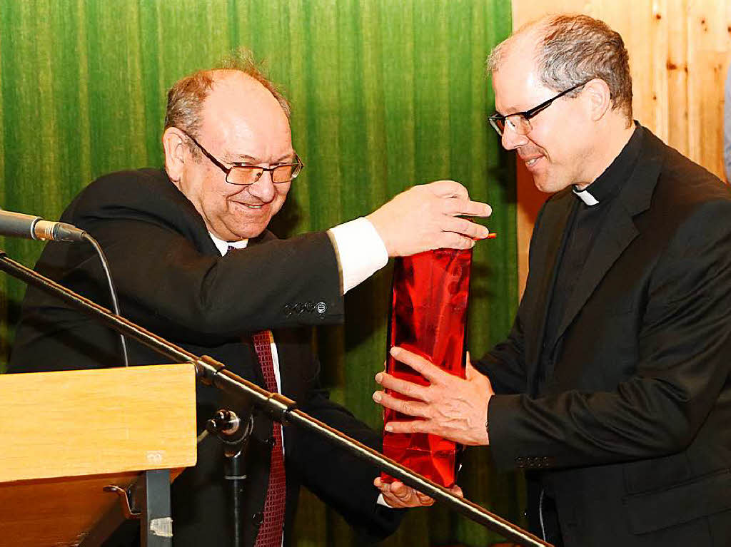 Mathias Geib berbrachte im Namen der evangelischen Gemeinde Glckwnsche und Geschenke zum Amtsantritt seines katholischen Kollegen.