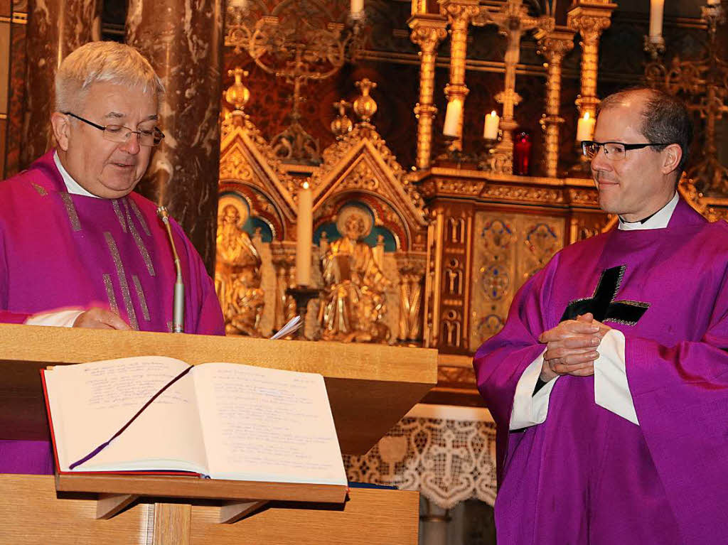 Dekan Peter Berg (links) nahm im Rahmen eines Festgottesdienstes den offiziellen Akt der Investitur von Pfarrer Fabian Schneider vor.