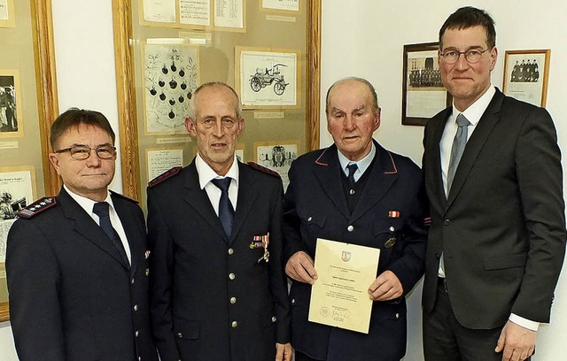 Kommandant Hilmar Singler ehrte Friedr...ch Brgermeister Jochen Paleit geehrt.  | Foto: Rudi Rest