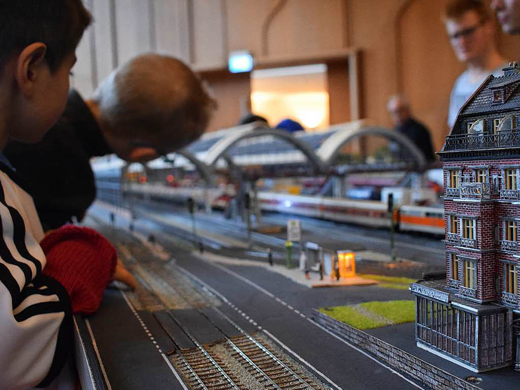 Die Modellbahnfreunde Oberes Donautal schufen im Bad Krozinger Kurhaus eine Miniaturtraumwelt, in die die zahlreichen Gste nur zu gerne eintauchten.