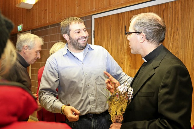 Locker ins Gesprch kam nicht nur Pfar...heit zum Plausch mit Fabian Schneider.  | Foto: Martha Weishaar