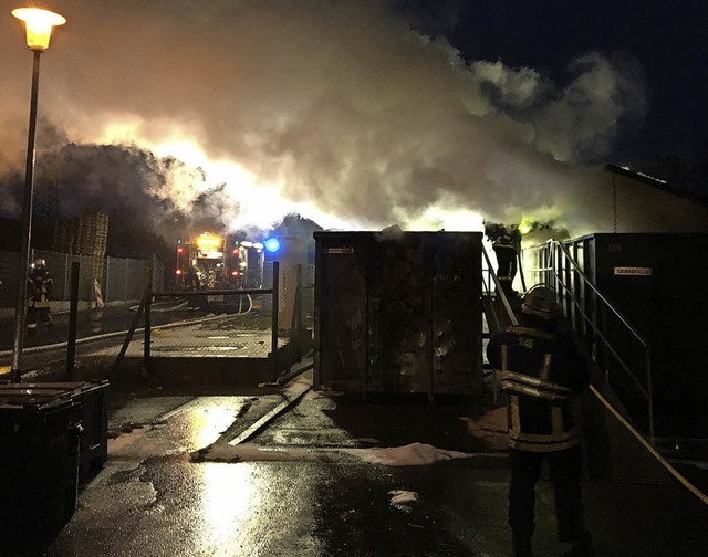 Grnabflle in einem Container auf dem...s der noch  stark qualmende Container.  | Foto: Feuerwehr Murg