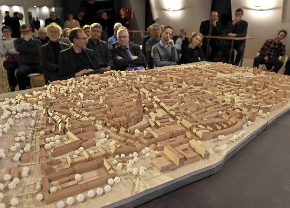 Die zweite Platte des Stadtmodells &#8...elhalle der Sparkasse  zu besichtigen.  | Foto: Rita Eggstein