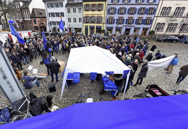 Rund 150 Teilnehmer kamen zum Treffen ...se of Europe auf dem Augustinerplatz.   | Foto: rita Eggstein