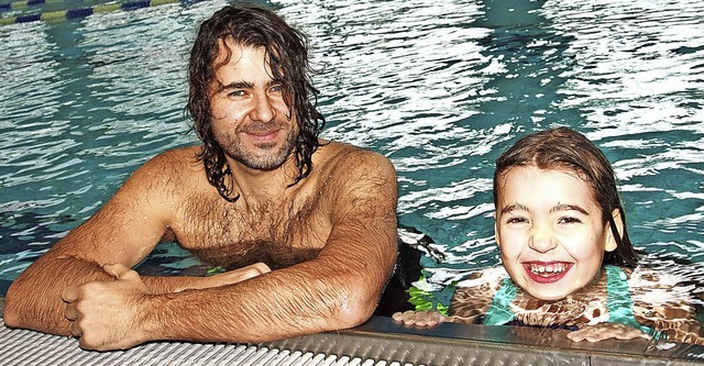 Felipe Castro und seine Tochter Julia ...den Tag im Hallenbad Grenzach-Wyhlen.   | Foto: B. Burkhardt