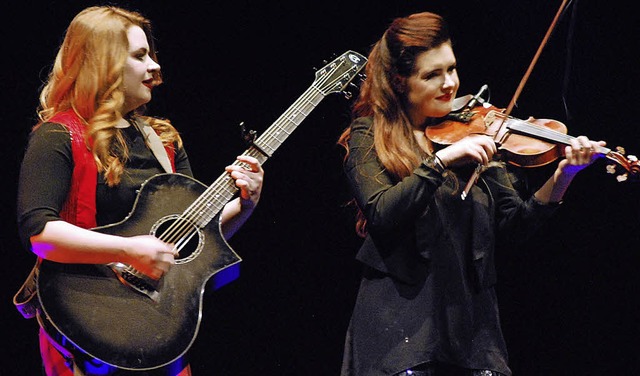 Die Schwestern Maggie und Cassie MacDo...n Musik aus Nova Scotia in Kanada mit.  | Foto: Thomas Loisl Mink