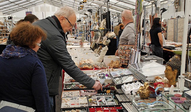 Anfassen erlaubt: Kleinteilige Schmuck...werden auch mal mit der Hand erkundet.  | Foto: Maja Tolsdorf