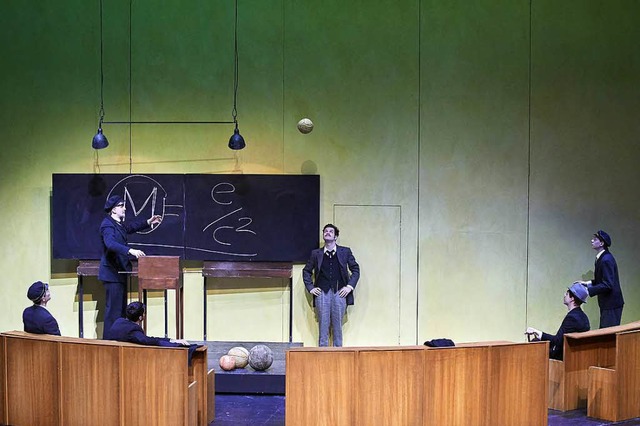 M = Masse: Lenin (David Berger) und Ei...abriel Schneider) errtern Relativitt  | Foto: PHILIPP ZINNIKER