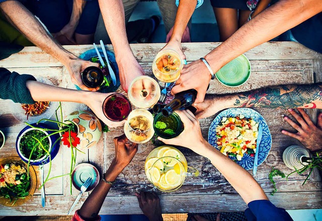 Was kann  Menschen  unterschiedlicher ...eine gemeinsame Mahlzeit? (Symbolbild)  | Foto: Rawpixel.com/Adobe.com