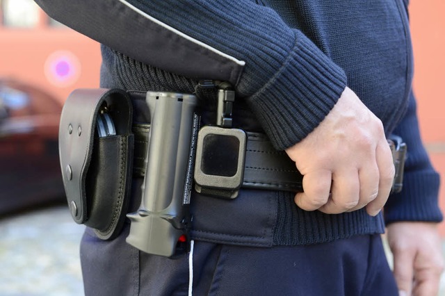 Ein Polizist feuerte im Mai 2017 tdli...nen psychisch Kranken ab. (Symbolbild)  | Foto: Ingo Schneider