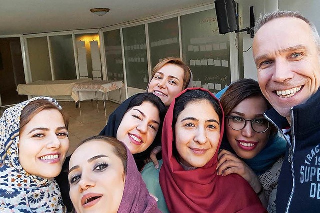 Selfie mit Kursteilnehmerinnen: Der Ph...peut Georg Supp unterrichtet im Iran.   | Foto: Privat
