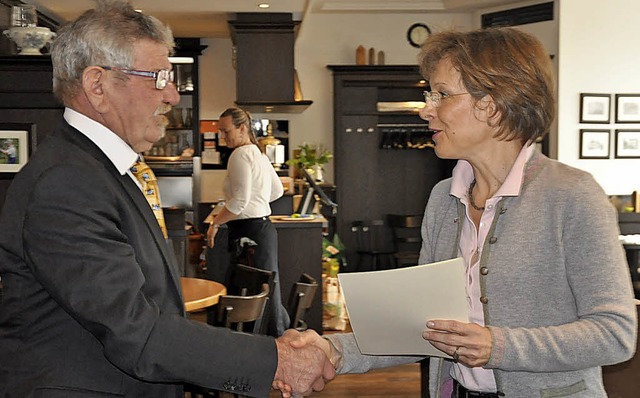 Landrtin Marion Dammann (rechts) ber...teiligt war dabei Klaus Lsch (links).  | Foto: Jutta Schtz