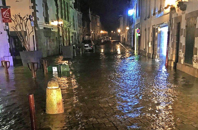 In  Le Croisic in der Rue du Pilori st... gegen  4 Uhr einige Zentimeter hoch.   | Foto: Stadtverwaltung Le Croisic