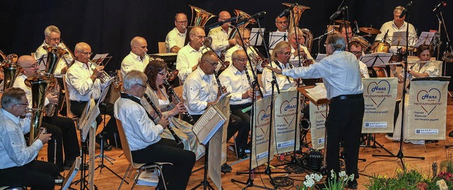 Hans und seine Herzblutmusikanten spielten am Samstagabend auf.   | Foto: Sandra Decoux-Kone