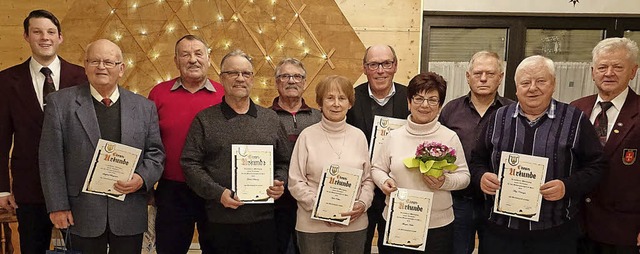 Verdiente Sngerinnen und Snger wurde...ngverein zu Ehrenmitgliedern ernannt.   | Foto: CHRISTINE BREUER