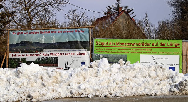 Auf der Zufahrt zum geplanten Windpark...r mit groen Bannern ihren Widerstand.  | Foto: Holger Niederberger