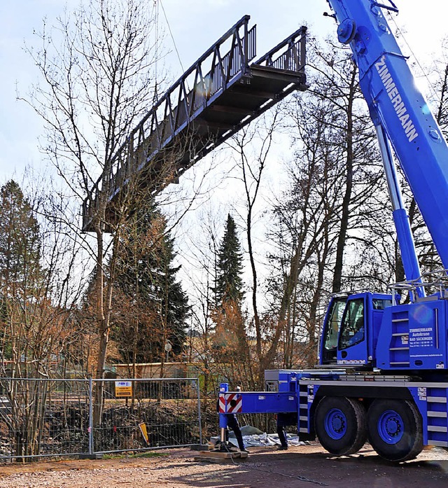 Mit einem Autokran wurde die neue Brcke ber die Wehra gehievt.   | Foto: Jrn Kerckhoff