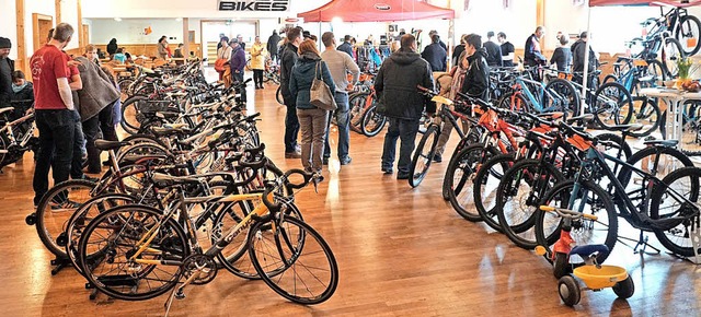 Andrang bei den neuen und gebrauchten Bikes.   | Foto: Florian Schlosser