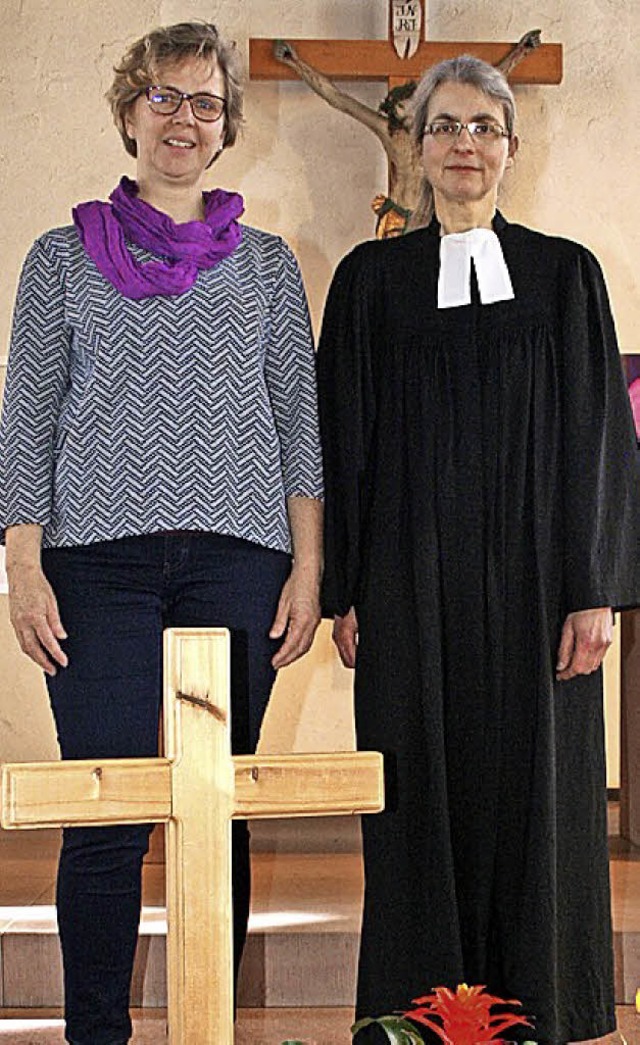 Kirchengemeinderatsvorsitzende Tanja Nann mit Pfarrerin Ulrike Krumm   | Foto: Gerd Sutter